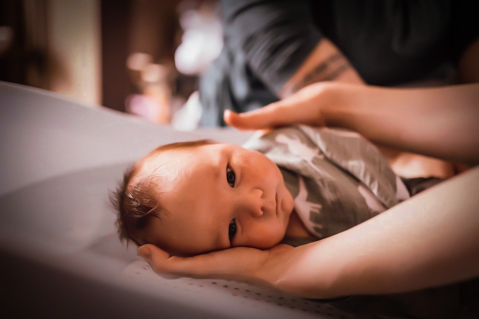 Bébé lors d'un bain sensoriel réalisée par Charlotte Duprat alias Charlottine, sur Marseille et aux alentours