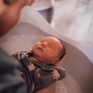 Rituel du bain sensoriel pour bébé sur Marseille et alentours réalisé par Charlotte Duprat. Prestations et tarifs Charlottine, Charlotte Duprat.