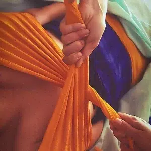 Soin Rebozo réalisé par la professionnelle agréée Charlotte Duprat, disponible à Marseille et aux alentours, ainsi qu'à domicile. Prestations et tarifs Charlottine, Charlotte Duprat.