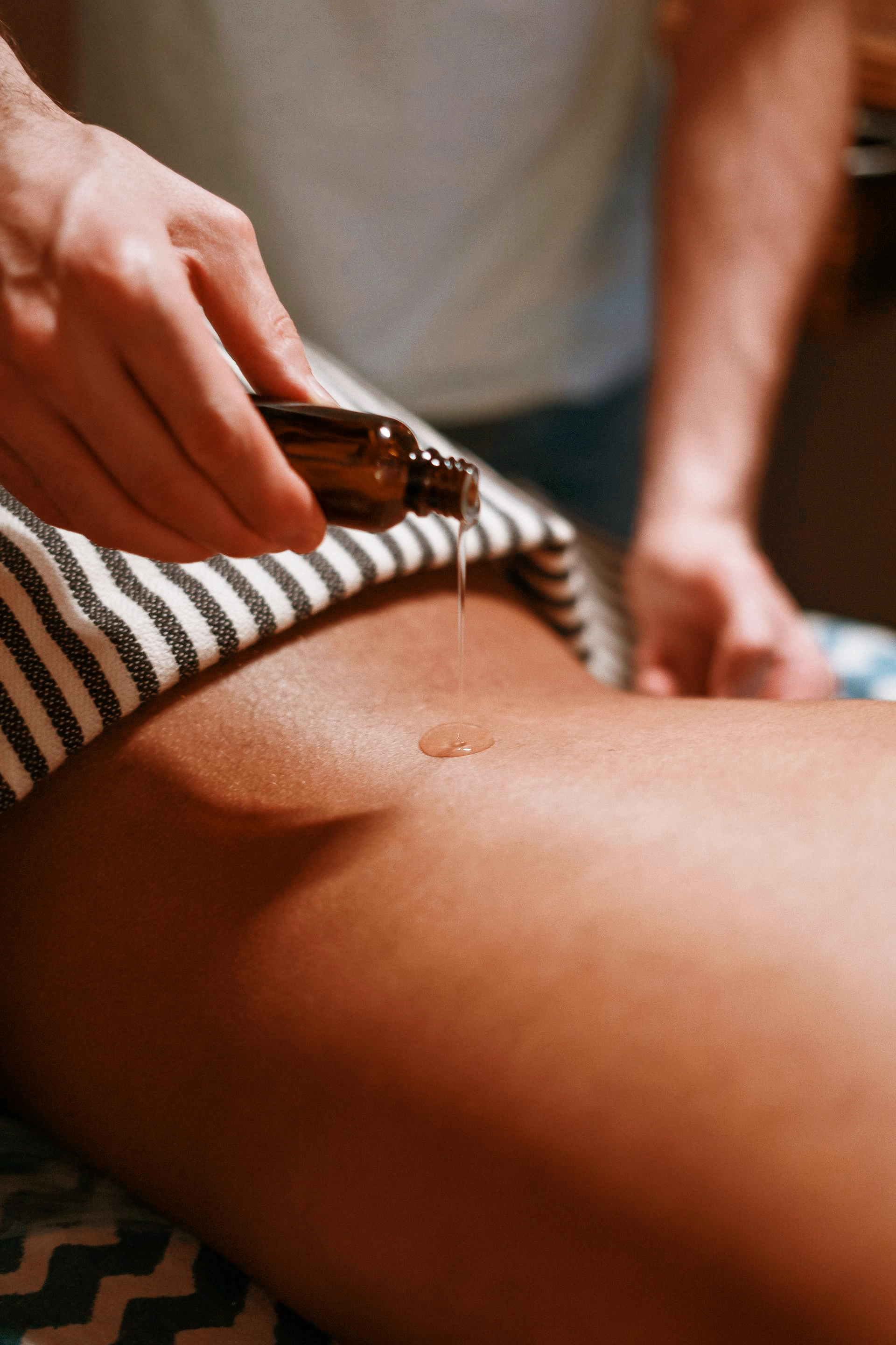 Prestations et tarifs. Massage bien-être postpartum et femme enceinte réalisé par Charlotte Duprat alias Charlottine à domicile, sur Marseille et aux alentours