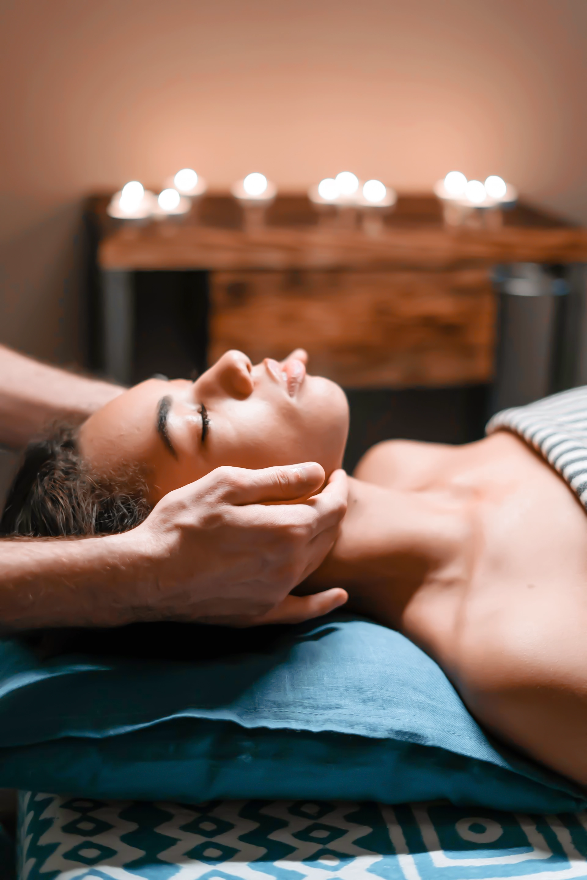 Massage bien-être du visage à la japonaise réalisé par Charlotte Duprat alias Charlottine à domicile, sur Marseille et aux alentours